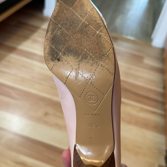 * WOW!! Chanel Light Pink Pumps with White Trim. Pointed Toe. Size 7.5-8 (38.5) - Picture 8 of 10